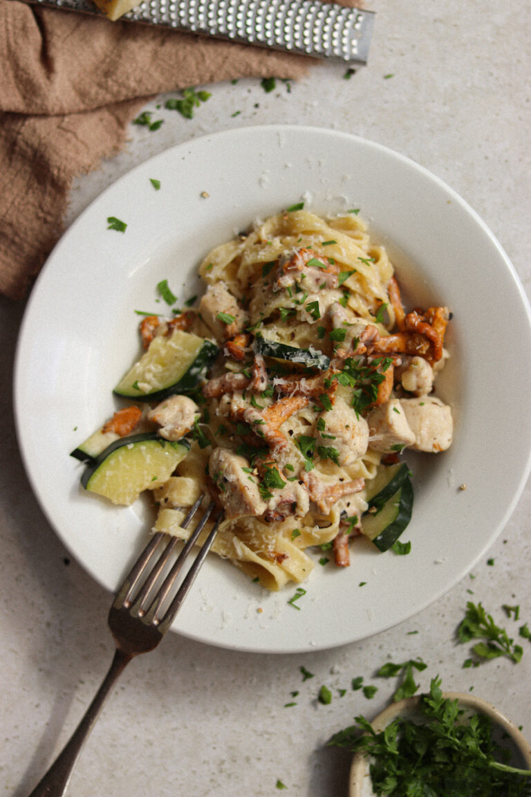 tagliatelle z cukinią i kurkami