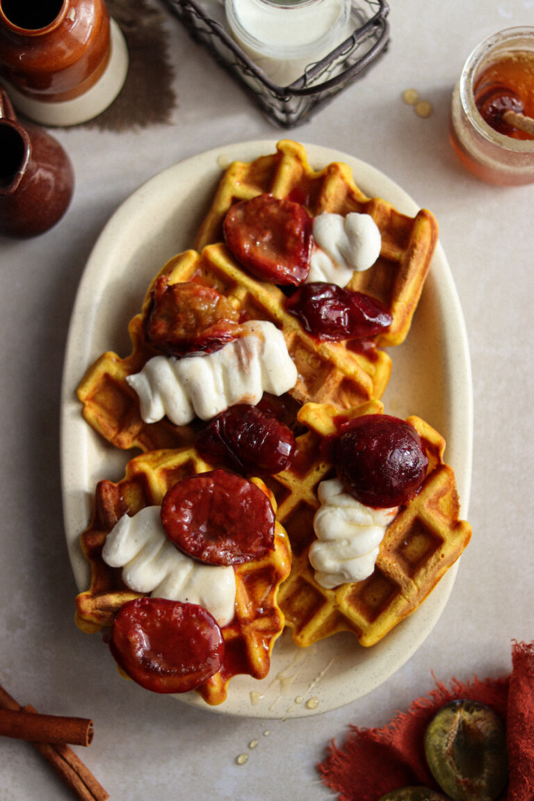 Gofry dyniowe z karmelizowanymi śliwkami