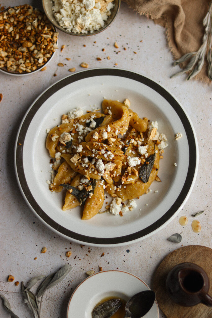 Dyniowe kluski z palonym masłem szałwiowym