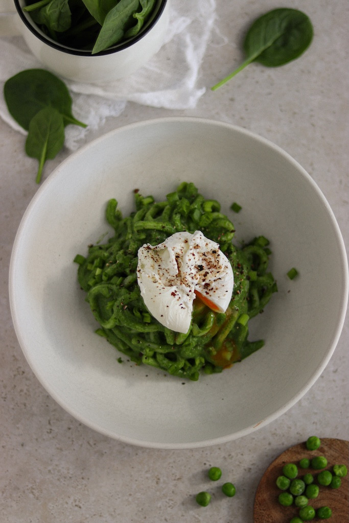 Udon w sosie z zielonego groszku z jajkiem w koszulce