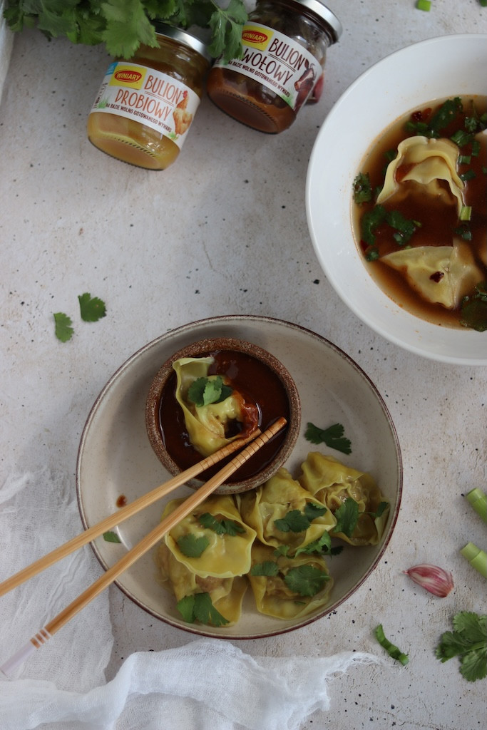 Wontony z sosem orzechowym