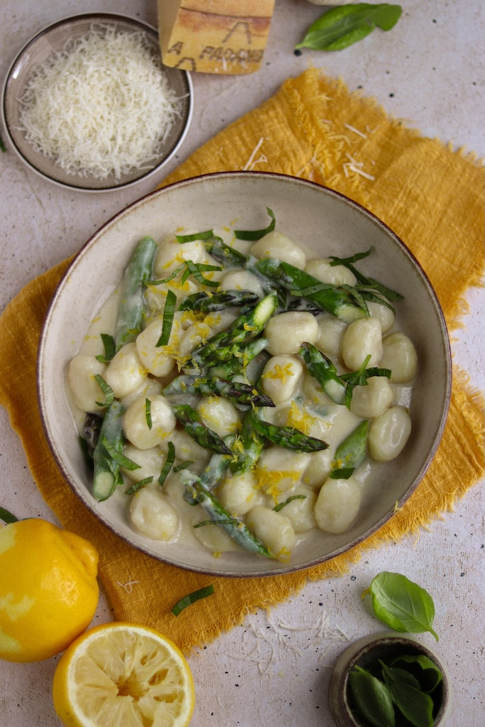 Cytrynowe gnocchi ze szparagami