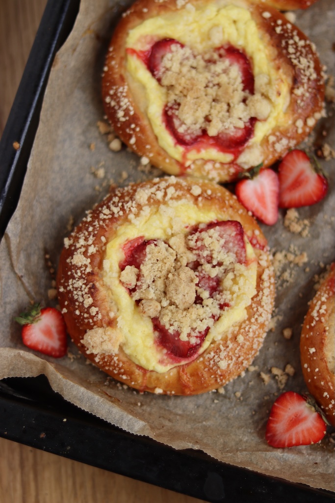 Drożdżówki z serem i truskawkami