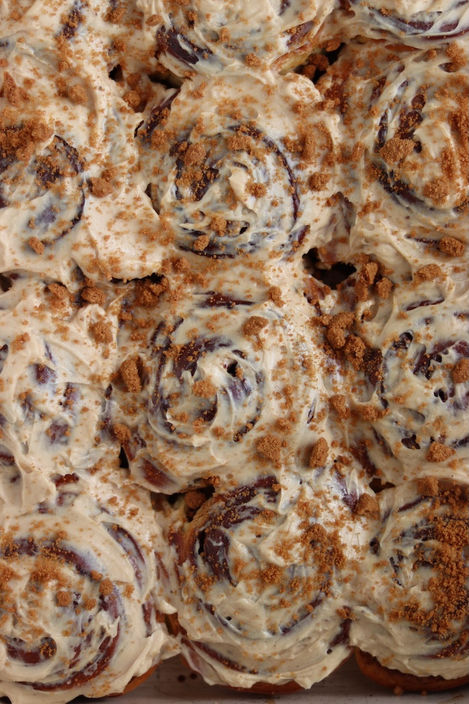 Cynamonki z palonym masłem i ciasteczkowym serkiem