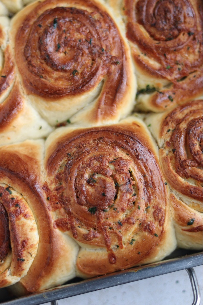 Rollsy serowe z konfitowanym czosnkiem