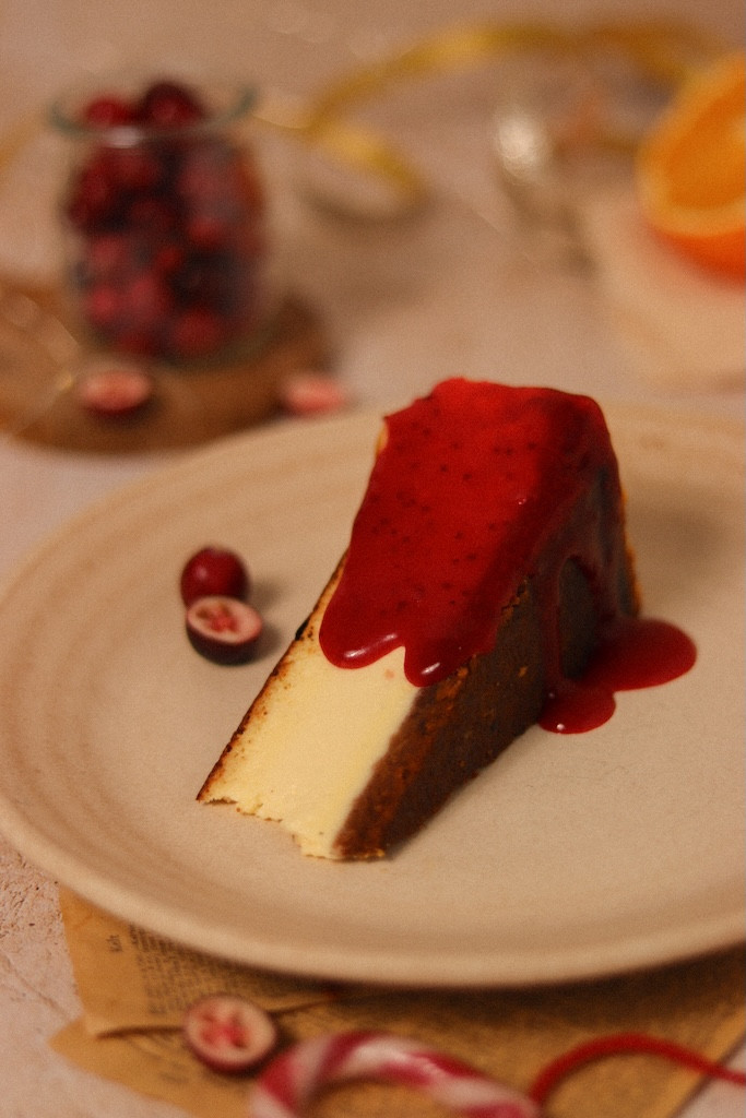 Kremowy sernik z musem żurawinowym