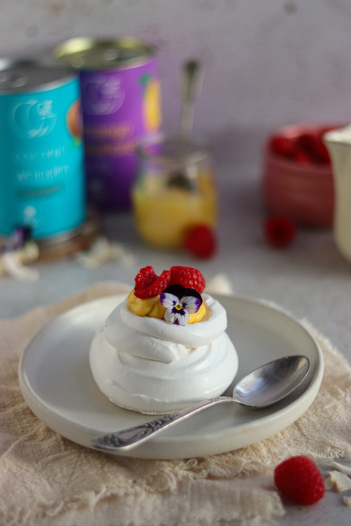 Mini bezy z curdem mango i śmietanką kokosową