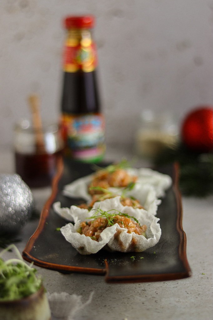   Tatar z łososia na chipsach wasabi