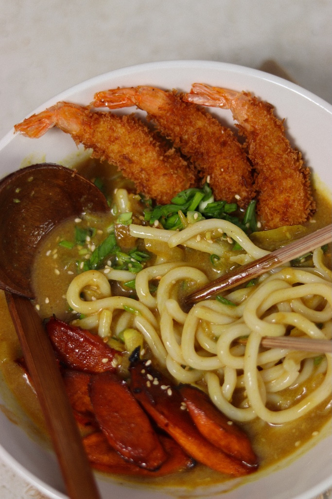 Japoński udon curry z chrupiącą krewetką