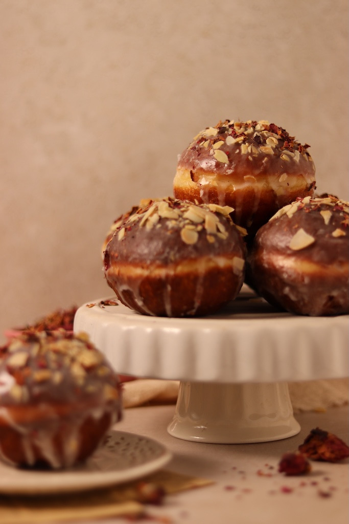 Pączki z konfiturą malinowo różaną i różanym lukrem