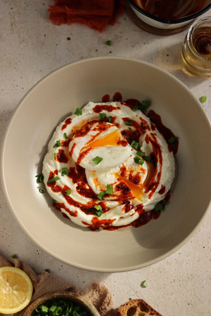 Jajka po turecku na blendowanym serku wiejskim